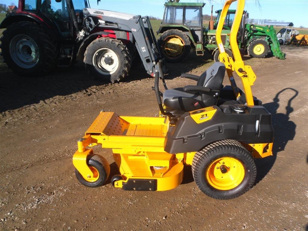 Sitzrasenmäher des Typs Cub Cadet PRO Z1 122 m/ svejst klippe-bord, Gebrauchtmaschine in Bjerringbro (Bild 1)