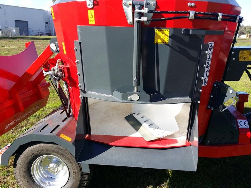 Futtermischwagen des Typs Minos Agri Futtermischwagen T-DYKM 2K, Neumaschine in Münstermaifeld (Bild 3)