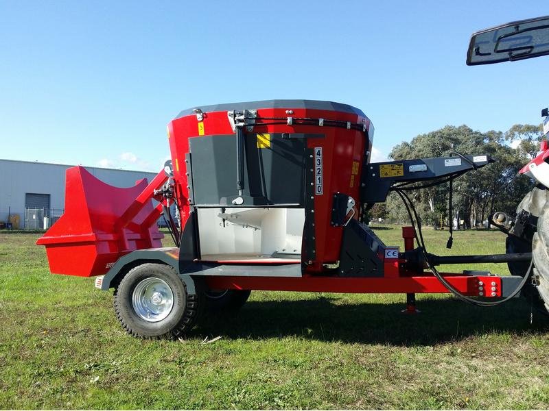 Futtermischwagen des Typs Minos Agri Futtermischwagen T-DYKM 2K, Neumaschine in Münstermaifeld (Bild 1)