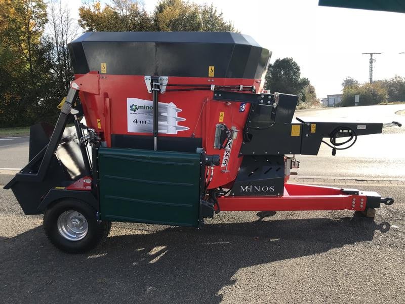 Futtermischwagen des Typs Minos Agri Futtermischwagen T-DYKM 4, Neumaschine in Münstermaifeld (Bild 3)