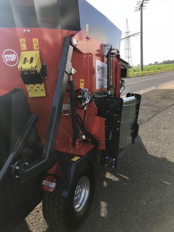 Futtermischwagen des Typs Minos Agri Futtermischwagen T-DYKM 4, Neumaschine in Münstermaifeld (Bild 9)