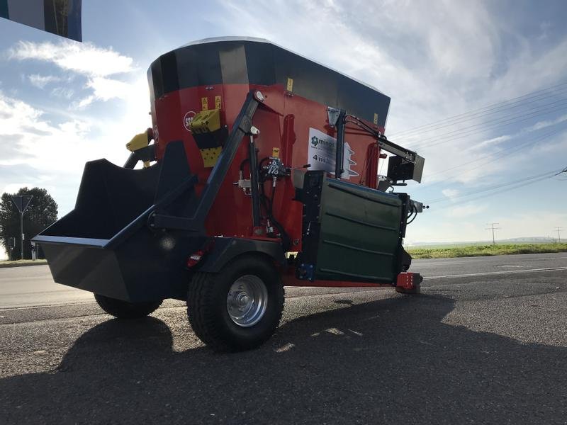 Futtermischwagen des Typs Minos Agri Futtermischwagen T-DYKM 4, Neumaschine in Münstermaifeld (Bild 2)