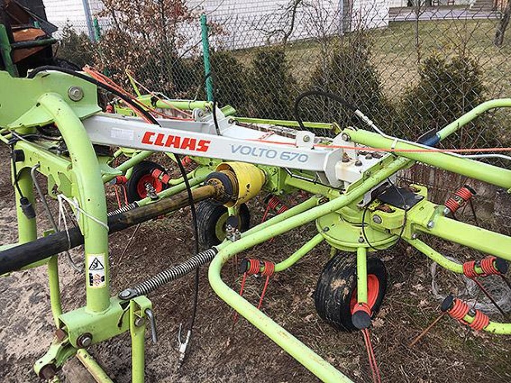 Schwader des Typs CLAAS Volto 670,  in Рівне (Bild 2)