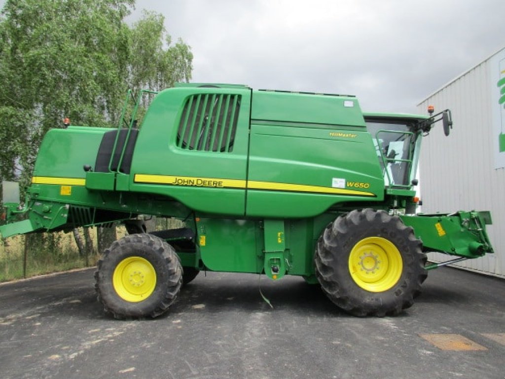 Oldtimer-Mähdrescher des Typs John Deere W 650, Neumaschine in Київ (Bild 5)