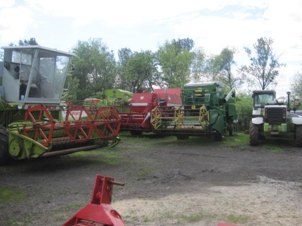 Oldtimer-Mähdrescher des Typs CLAAS Corsar, Neumaschine in Белз (Bild 6)