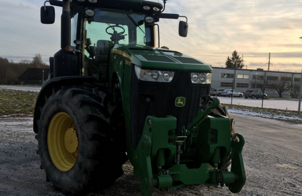 Oldtimer-Traktor des Typs John Deere 8310R, Neumaschine in Київ (Bild 7)