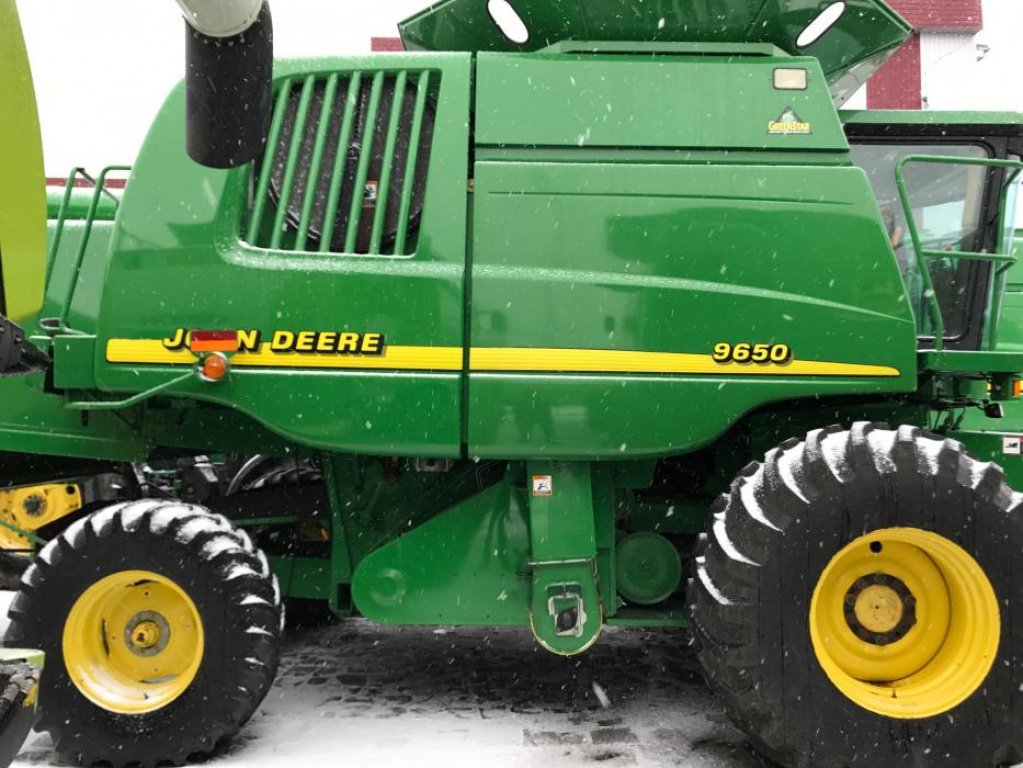 Oldtimer-Mähdrescher des Typs John Deere 9650W,  in Маріуполь (Bild 7)