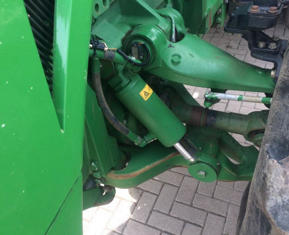 Oldtimer-Traktor des Typs John Deere 8335R, Neumaschine in Київ (Bild 10)