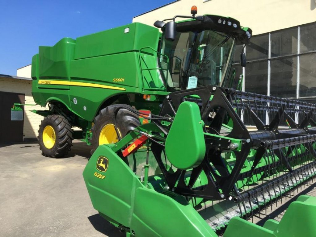 Oldtimer-Mähdrescher des Typs John Deere S660i, Neumaschine in Володарка (Bild 2)