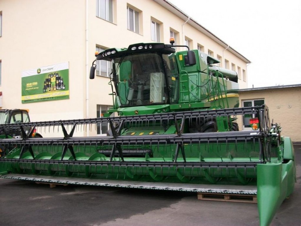 Oldtimer-Mähdrescher des Typs John Deere S660i, Neumaschine in Володарка (Bild 8)