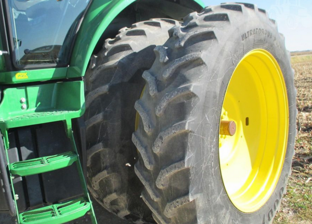 Oldtimer-Traktor des Typs John Deere 8430, Neumaschine in Біла Церква (Bild 5)