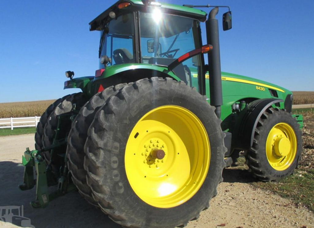 Oldtimer-Traktor des Typs John Deere 8430, Neumaschine in Біла Церква (Bild 2)