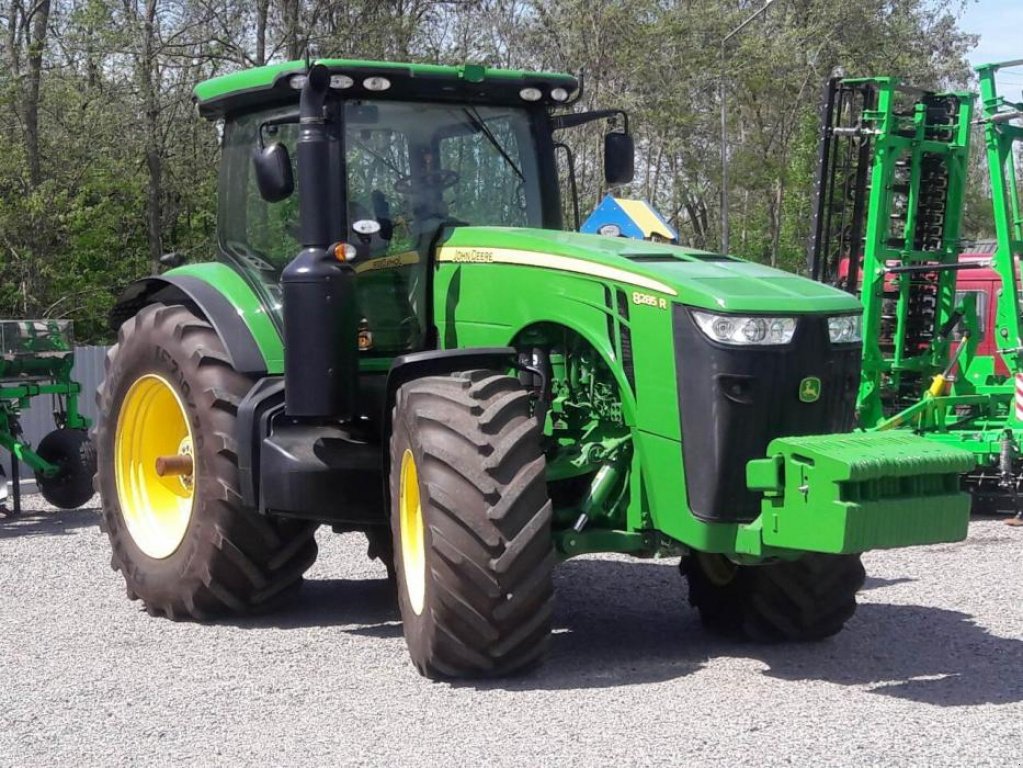 Oldtimer-Traktor des Typs John Deere 8285R, Neumaschine in Біла Церква (Bild 1)