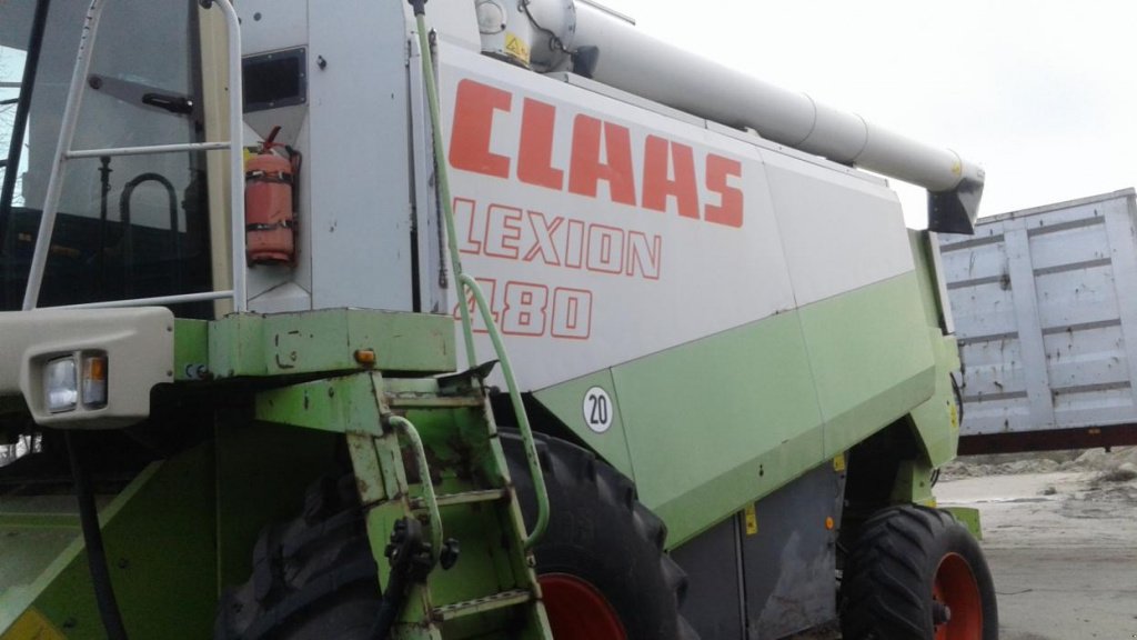 Oldtimer-Mähdrescher des Typs CLAAS Lexion 480,  in Київ (Bild 3)