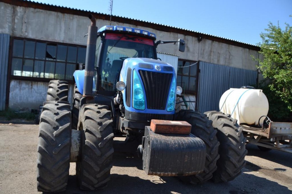 Oldtimer-Traktor des Typs New Holland T8040, Neumaschine in Куйбишеве (Bild 3)