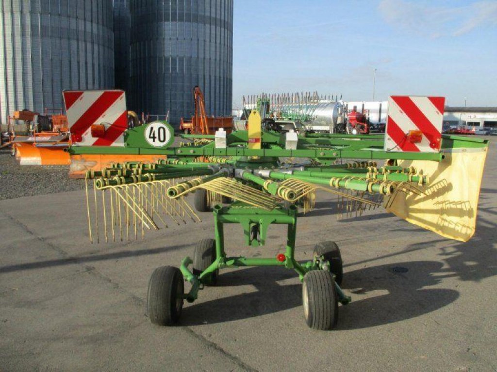 Schwader des Typs Krone Swadro 710/26 T,  in Київ (Bild 4)