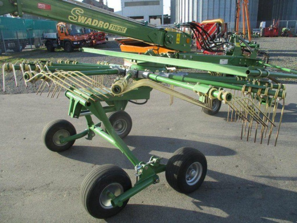 Schwader des Typs Krone Swadro 710/26 T,  in Київ (Bild 6)