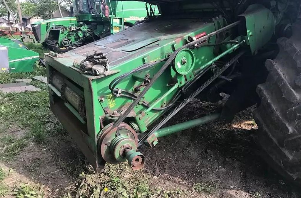 Oldtimer-Mähdrescher des Typs John Deere 9500, Neumaschine in Городенка (Bild 5)