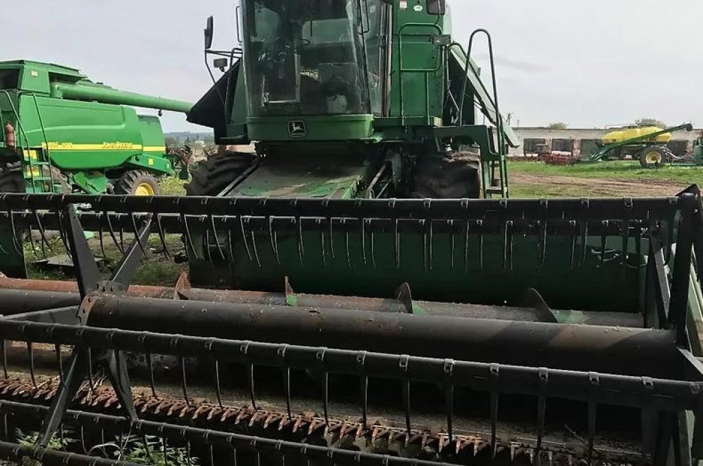 Oldtimer-Mähdrescher des Typs John Deere 9500, Neumaschine in Городенка (Bild 4)