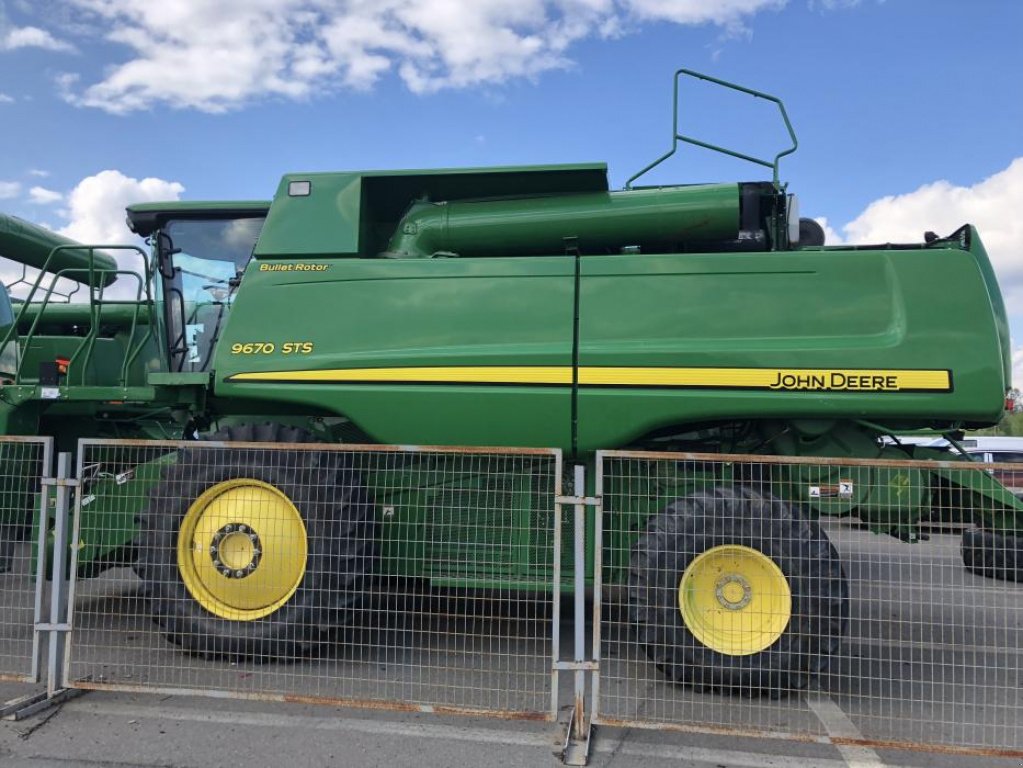 Oldtimer-Mähdrescher des Typs John Deere 9670 STS,  in Київ (Bild 2)