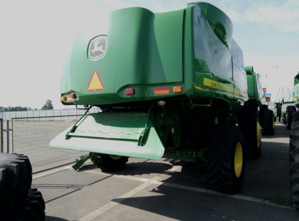 Oldtimer-Mähdrescher des Typs John Deere 9670 STS,  in Київ (Bild 3)