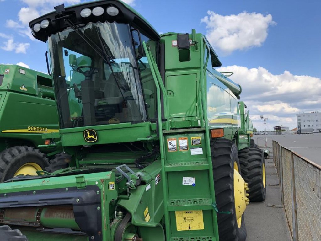 Oldtimer-Mähdrescher des Typs John Deere 9870 STS,  in Київ (Bild 1)