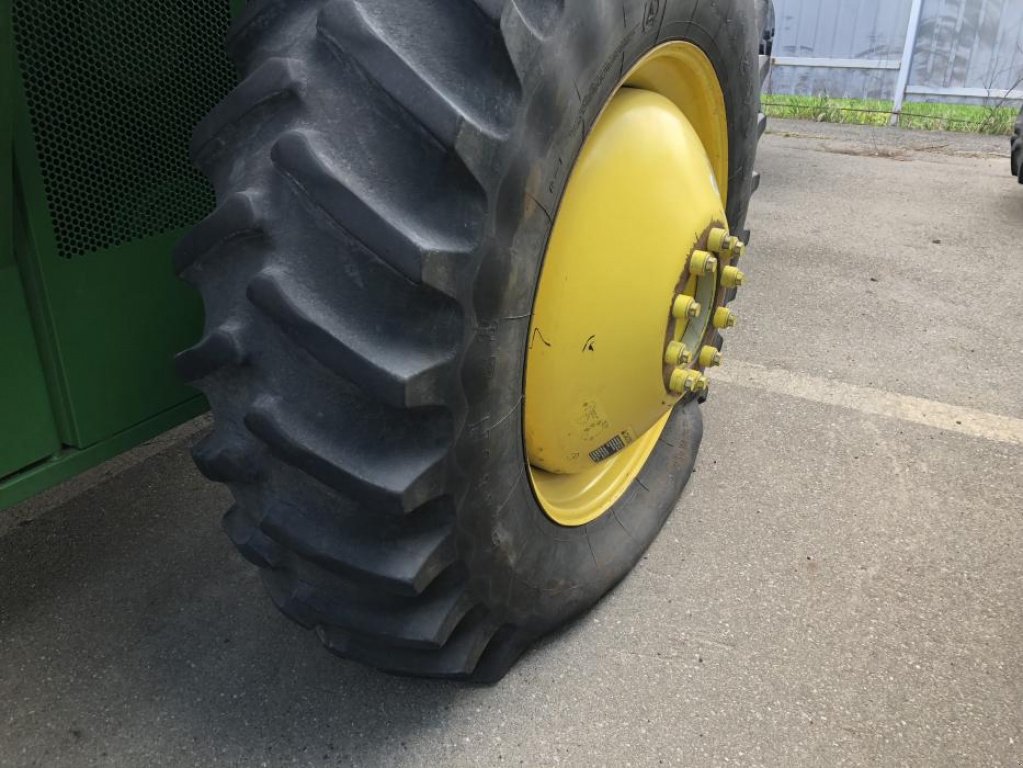 Oldtimer-Mähdrescher des Typs John Deere 9870 STS,  in Київ (Bild 10)