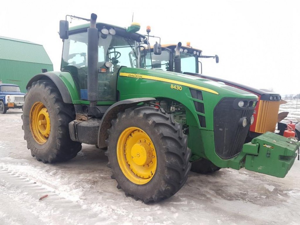 Oldtimer-Traktor des Typs John Deere 8430, Neumaschine in Рівне (Bild 7)