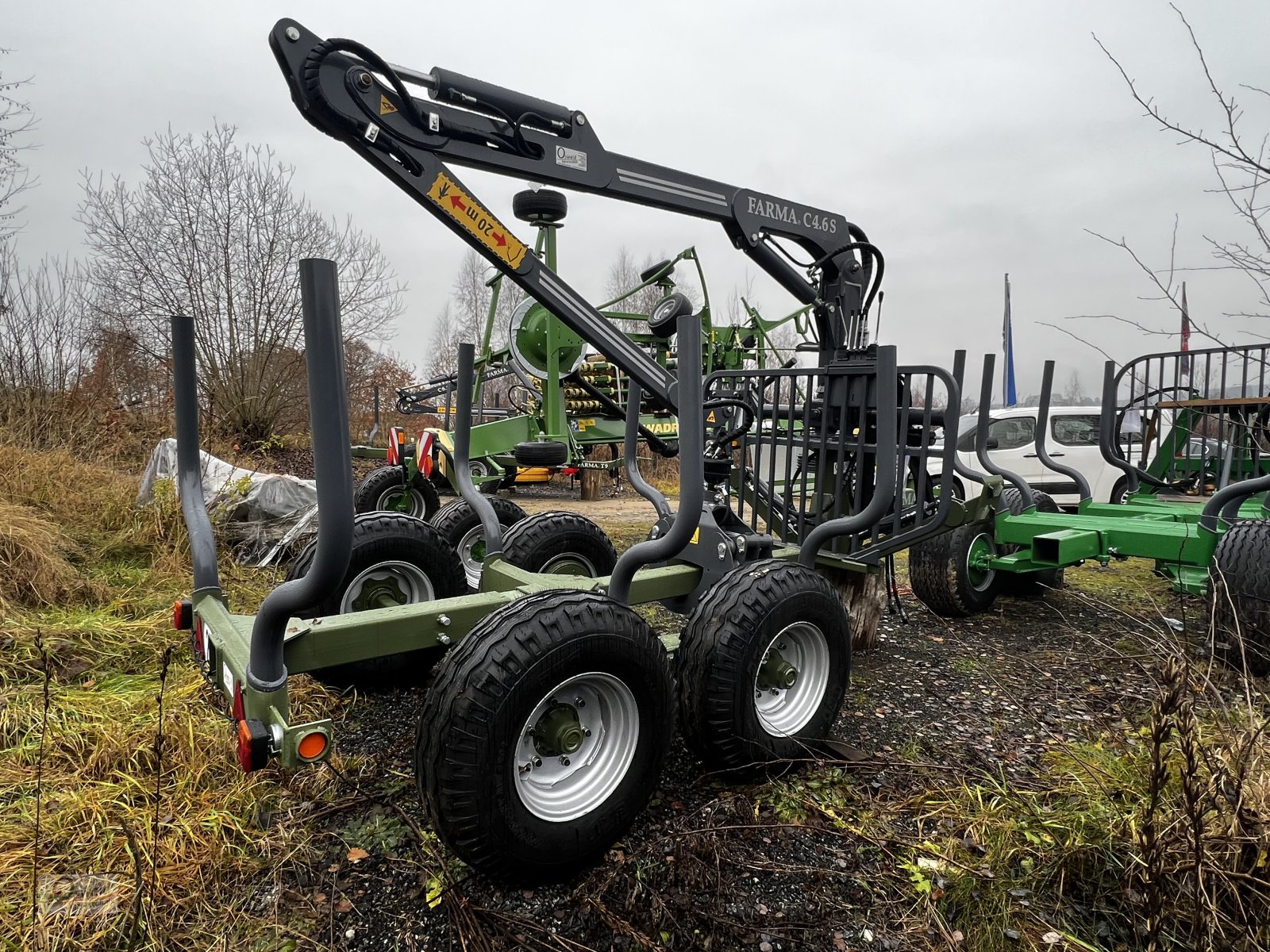 Rückewagen & Rückeanhänger des Typs Farma Farma, Neumaschine in Regen (Bild 4)