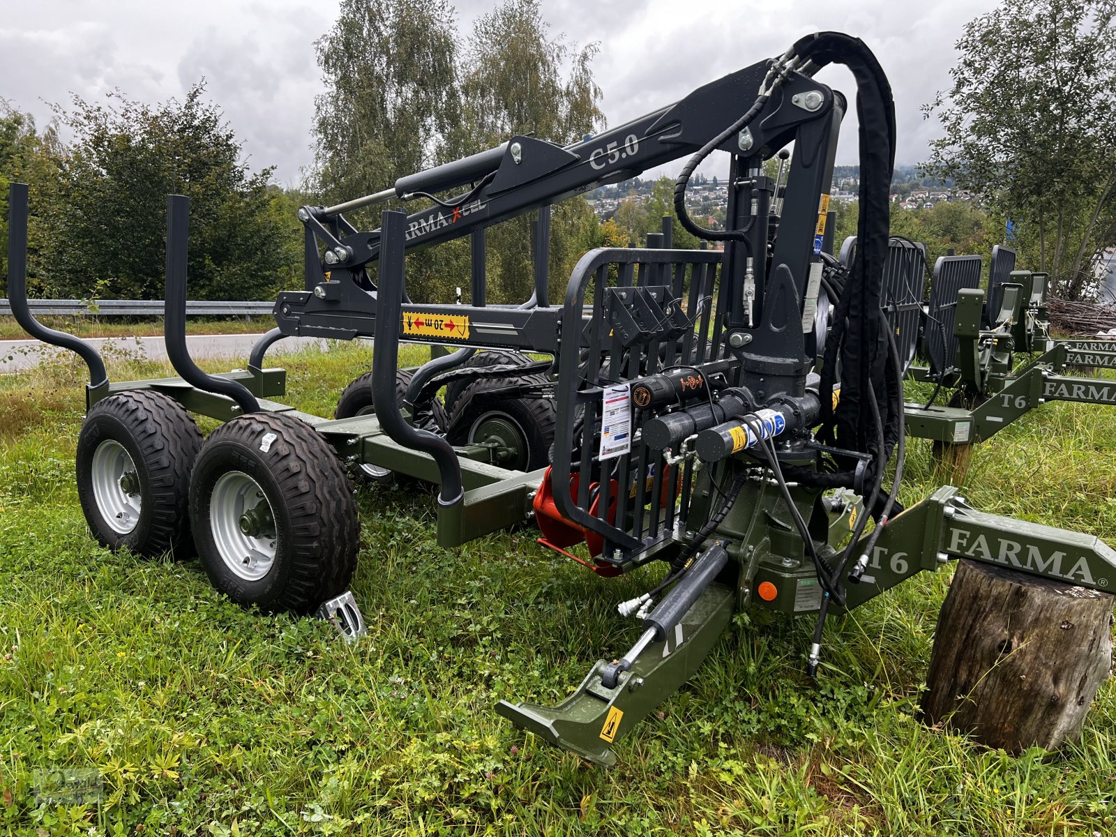 Rückewagen & Rückeanhänger des Typs Farma Farma, Neumaschine in Regen (Bild 6)