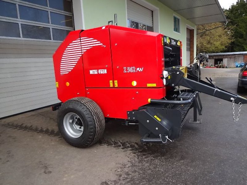 Rundballenpresse des Typs Metal-Fach Z 562 RW-    NEU  - Mit Rotor - Schneidwerk- Sonderpreis, Neumaschine in Neureichenau (Bild 1)