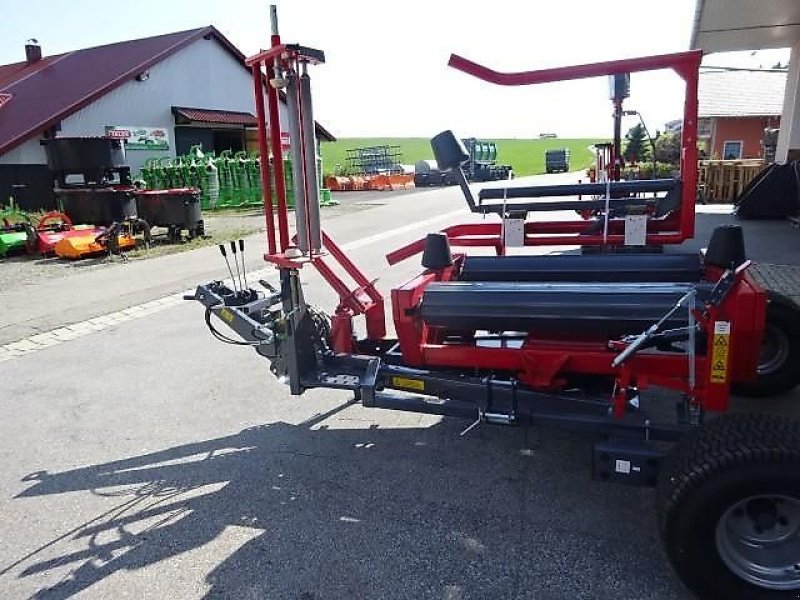 Ballenwickler des Typs Metal-Fach Z 577 Wickelgerät -Neue Version -  Sonderpreis -Sondermodell mit Breitreifen - mit Seitenlader- mit Ballenaufsteller, Neumaschine in Neureichenau (Bild 2)