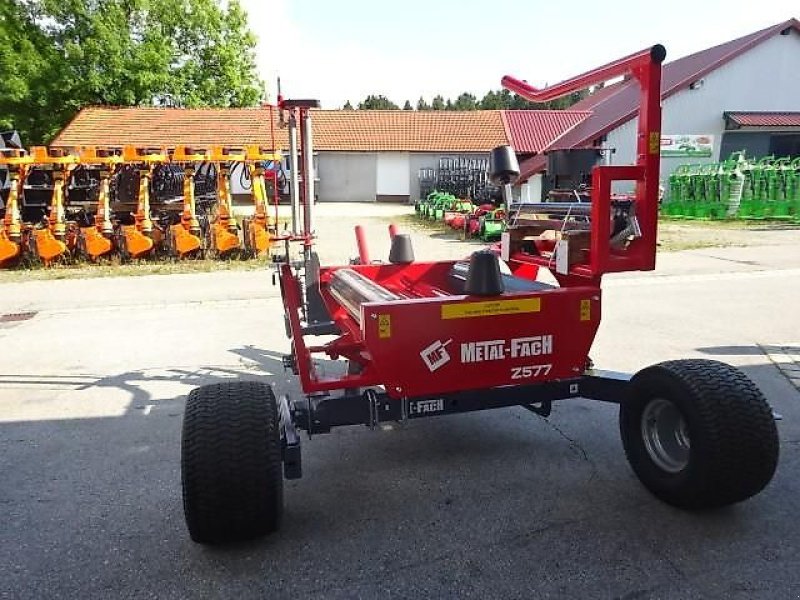 Ballenwickler des Typs Metal-Fach Z 577 Wickelgerät -Neue Version -  Sonderpreis -Sondermodell mit Breitreifen - mit Seitenlader- mit Ballenaufsteller, Neumaschine in Neureichenau (Bild 3)