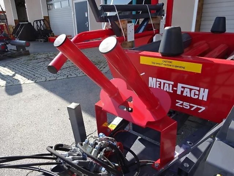 Ballenwickler des Typs Metal-Fach Z 577 Wickelgerät -Neue Version -  Sonderpreis -Sondermodell mit Breitreifen - mit Seitenlader- mit Ballenaufsteller, Neumaschine in Neureichenau (Bild 12)