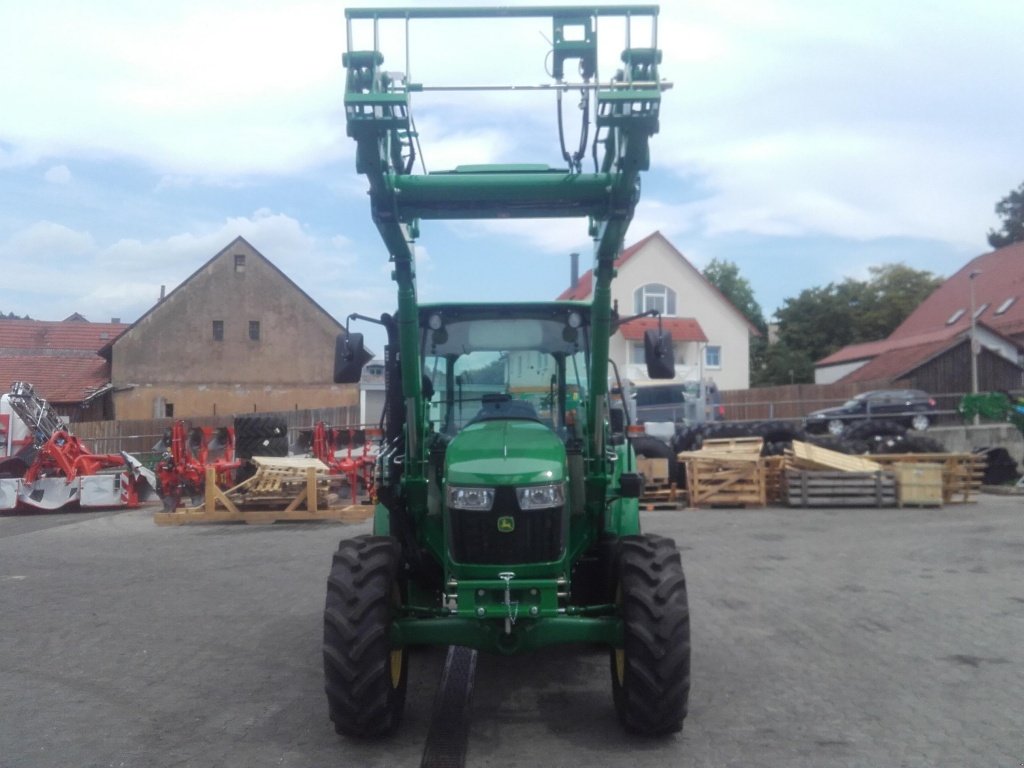 Traktor des Typs John Deere 5058E, Neumaschine in Amberg (Bild 6)