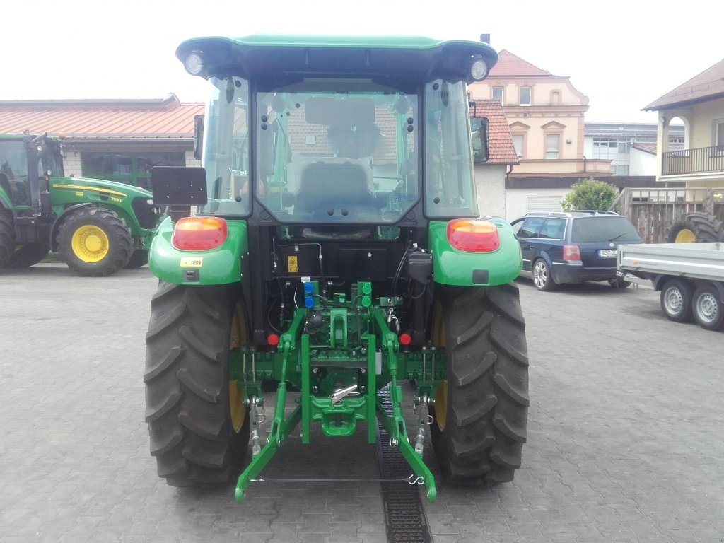 Traktor des Typs John Deere 5058E, Neumaschine in Amberg (Bild 5)