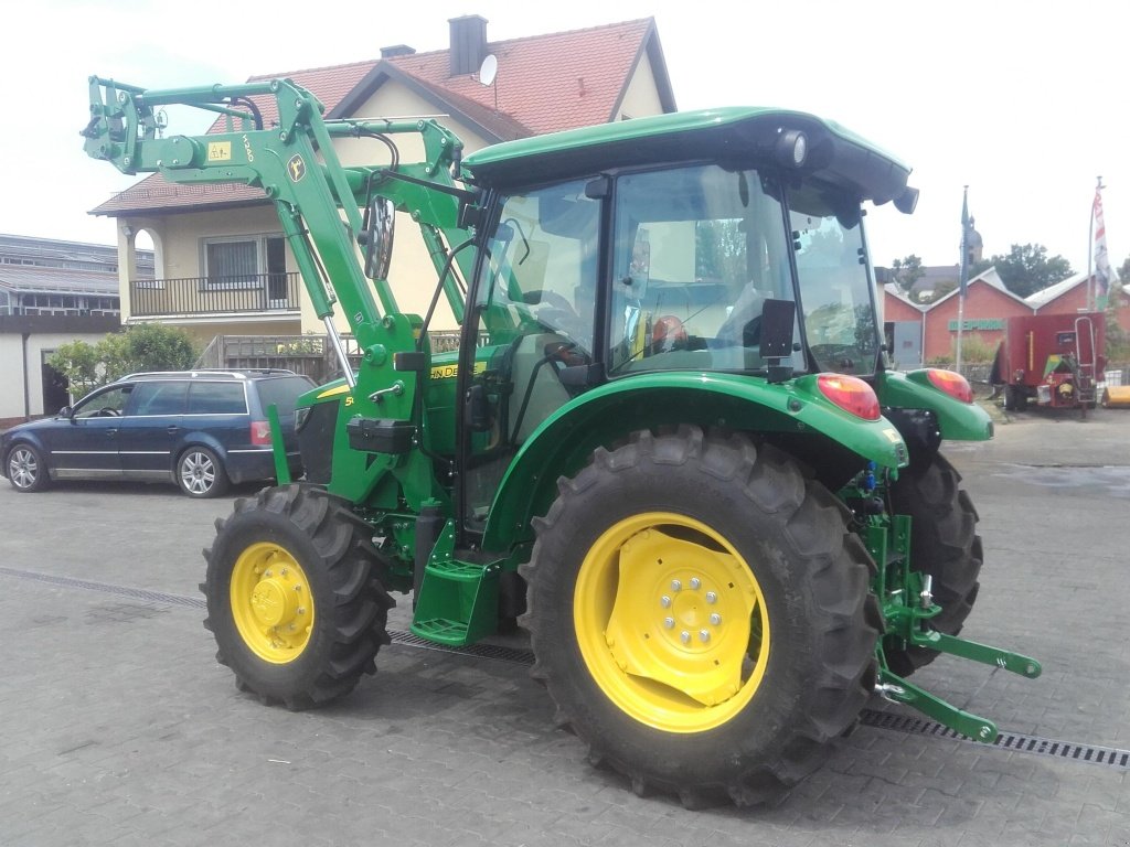 Traktor des Typs John Deere 5058E, Neumaschine in Amberg (Bild 2)