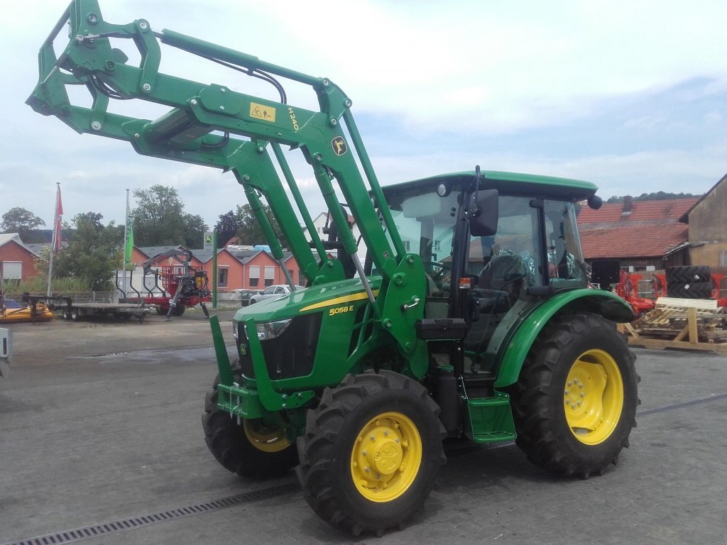 Traktor des Typs John Deere 5058E, Neumaschine in Amberg (Bild 1)