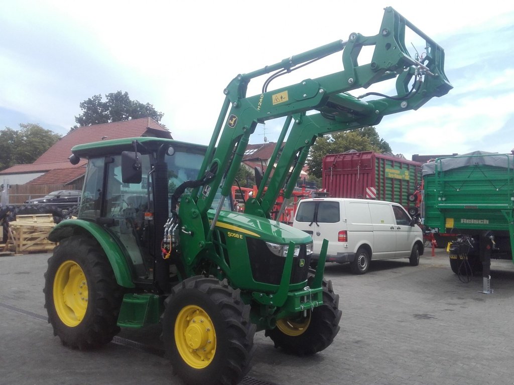 Traktor des Typs John Deere 5058E, Neumaschine in Amberg (Bild 3)