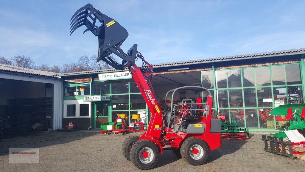 Hoflader des Typs Fuchs Hochkippschaufel mit Krokodilgebiss für Hoflader, Neumaschine in Tarsdorf (Bild 1)